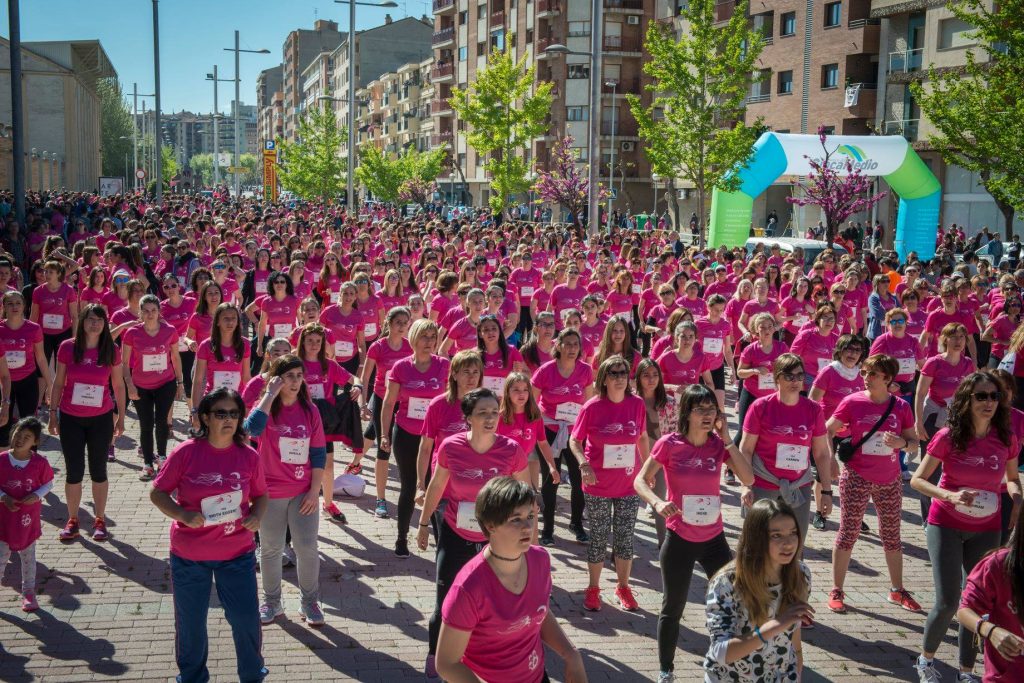 Foto de la edición anterior de la Carrera de la Mujer. Imagen general de la carrera donde aparecen muchísimas mujeres con la camiseta rosa.