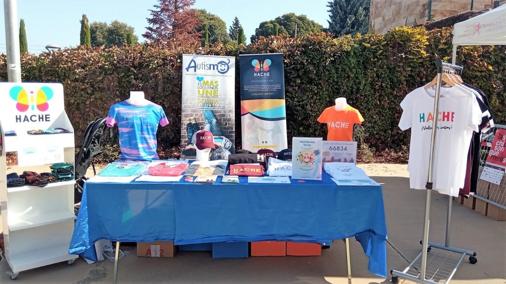 Stand de HAche con todos los productos colocados en la mesa y perchas.