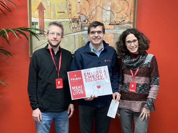 Pedro y Naiara, de la AMO, posan con un representante de Fribin junto al cheque de la recaudación de la cena de Navidad